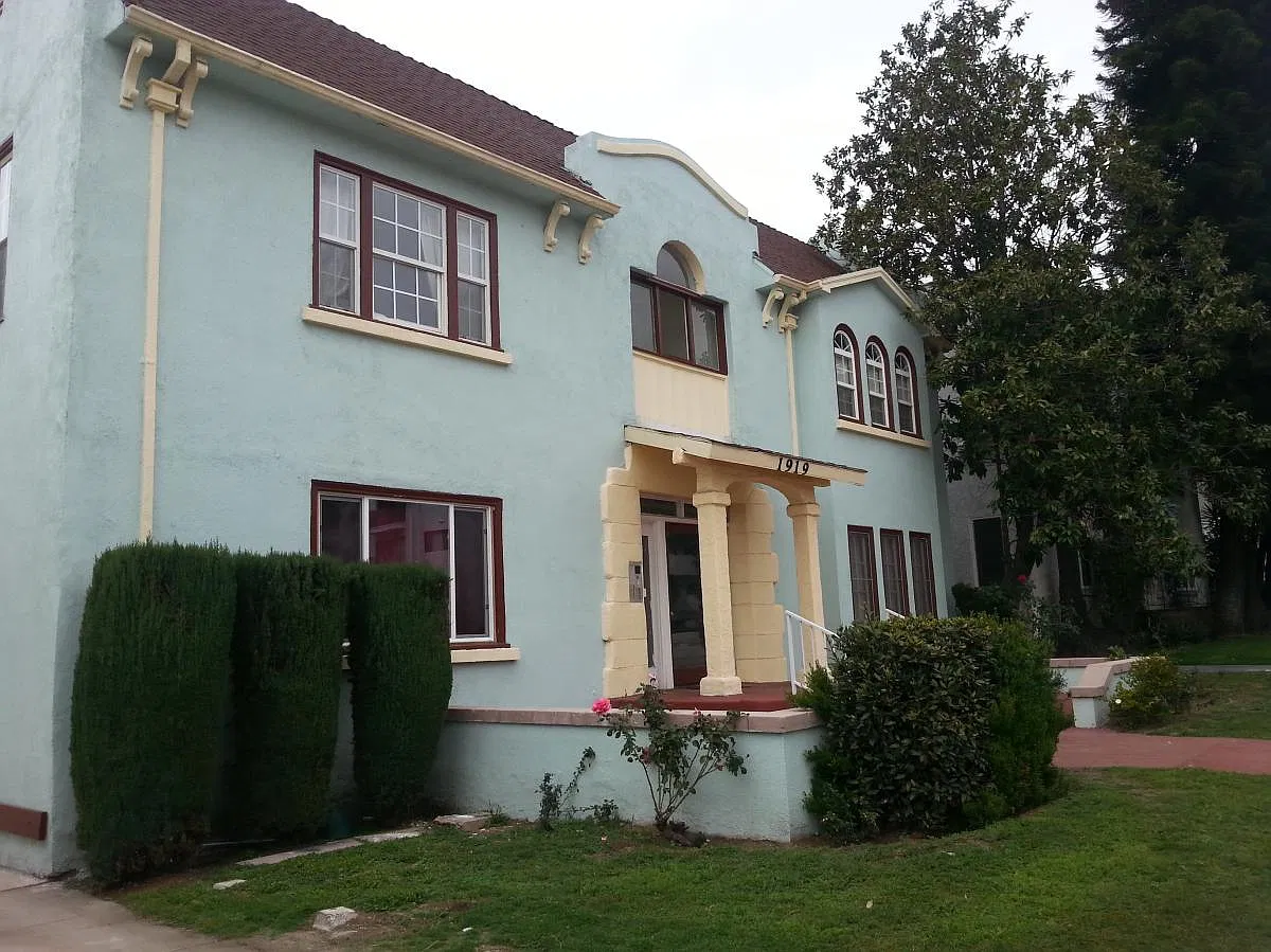1919 N Vermont Avenue — Photo 1