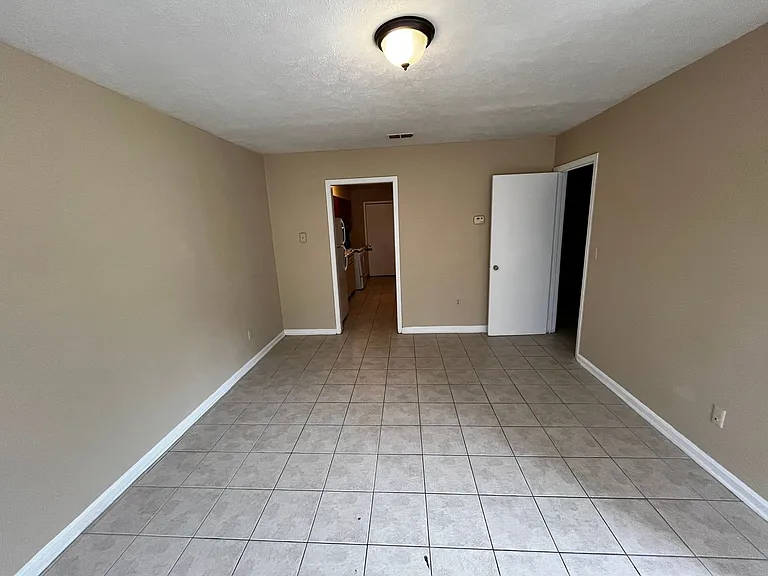 621 Hughes St — Photo 4