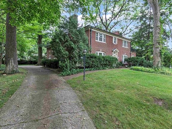 4th image of 2920 S Twyckenham Dr