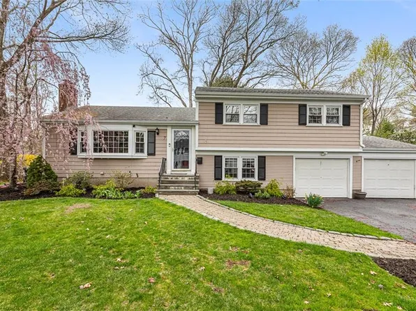7 Meadowbrook Dr, Barrington, RI 02806