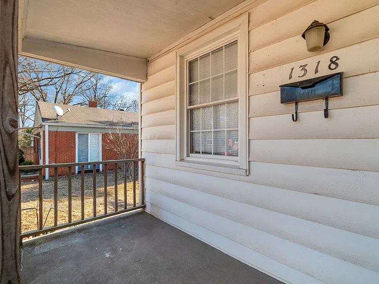 1318 Richmond Pl — Photo 4