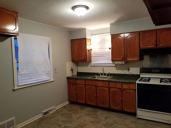 3rd image of 28303 Rosemont St