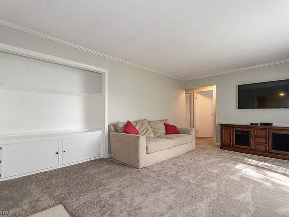 2nd image of 998 Eaglewood Dr