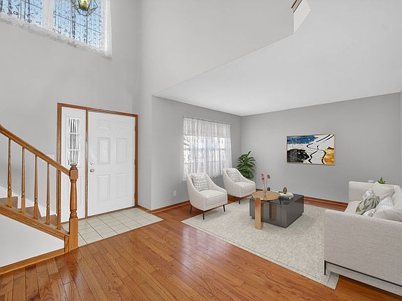 5th image of 215 Alexandra Ct