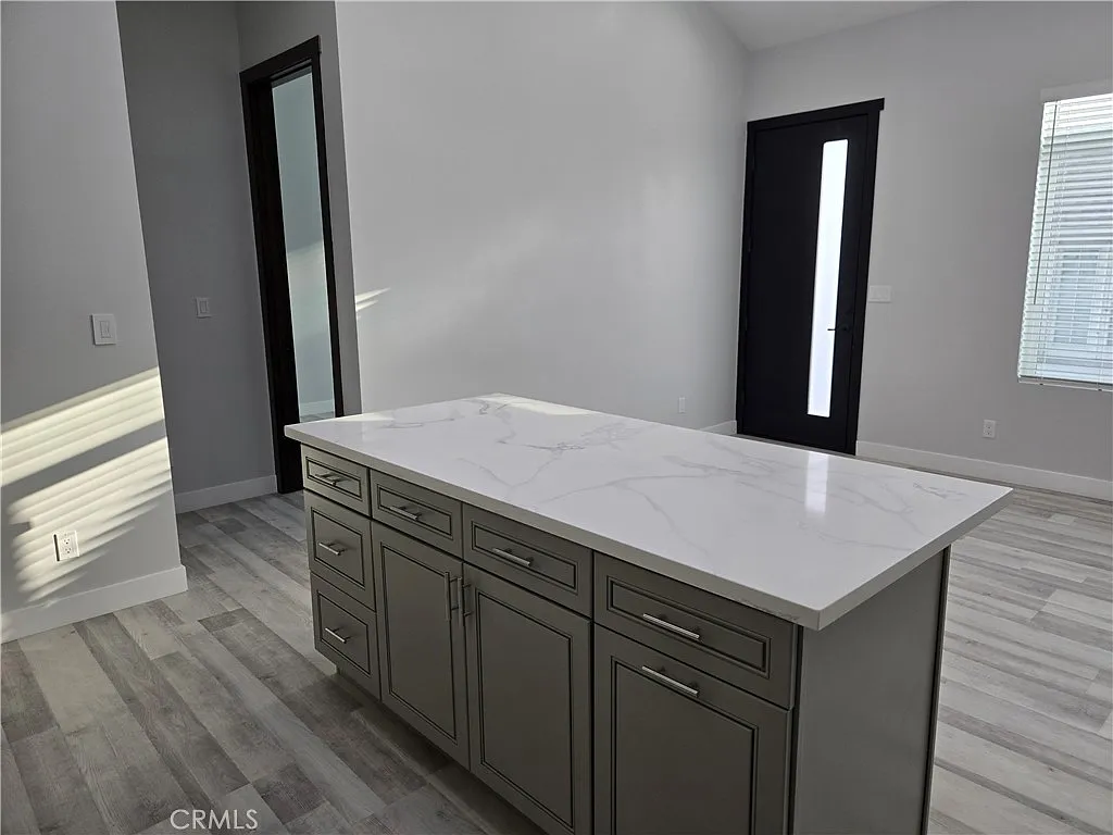 2 bed, 990 sqft, $3,650 — Photo 3