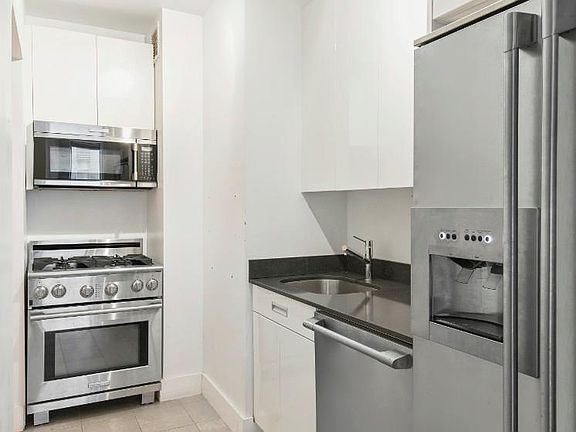 3rd image of 99 John St APT 911