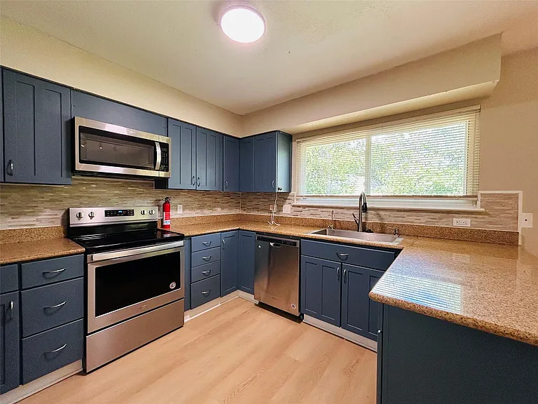 2608 Cypress Ln — Photo 2