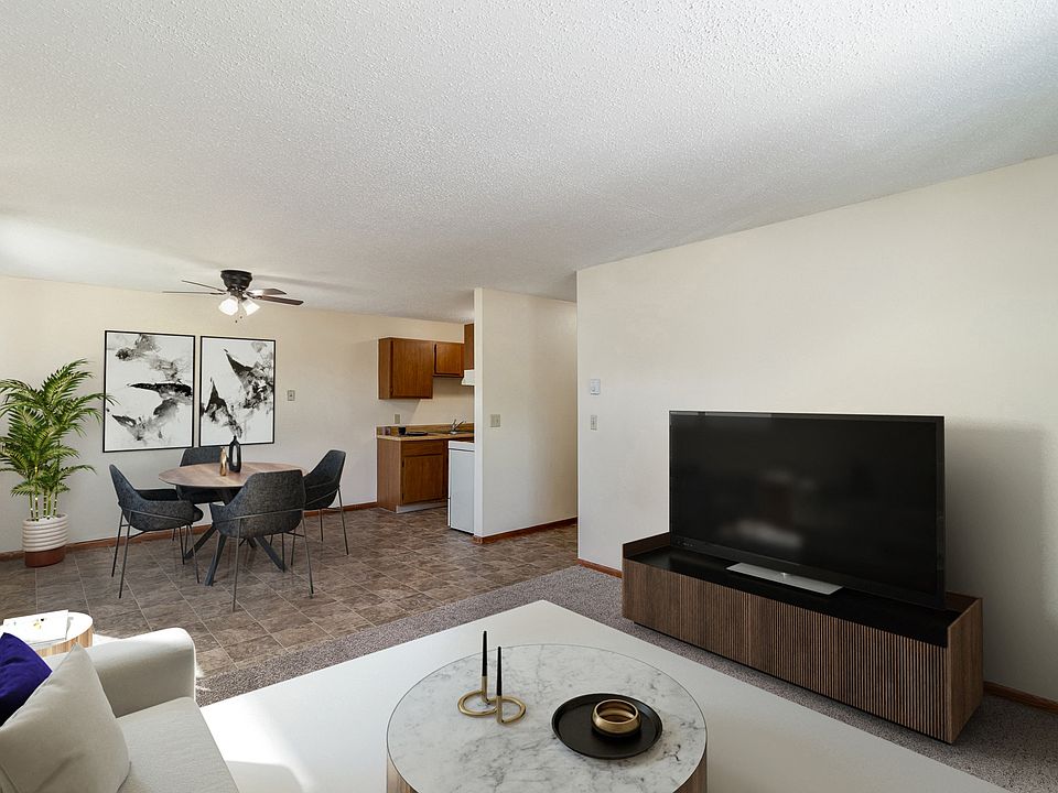 Hutchinson, MN Echo Manor Apartments | 21A | Living