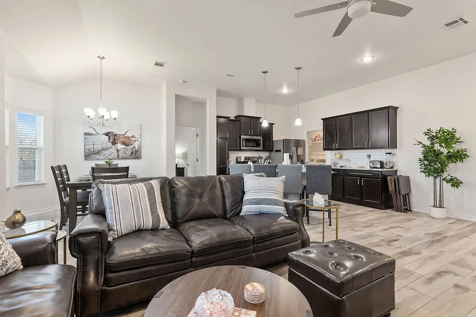 4 bed, 2.0 bath, 1991 sqft, $4,596 — Photo 3