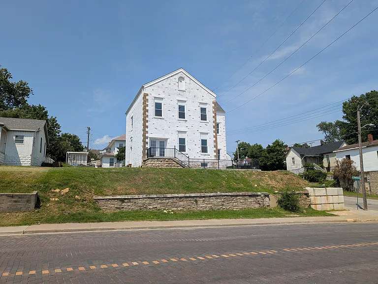 1003 Commercial St — Photo 1