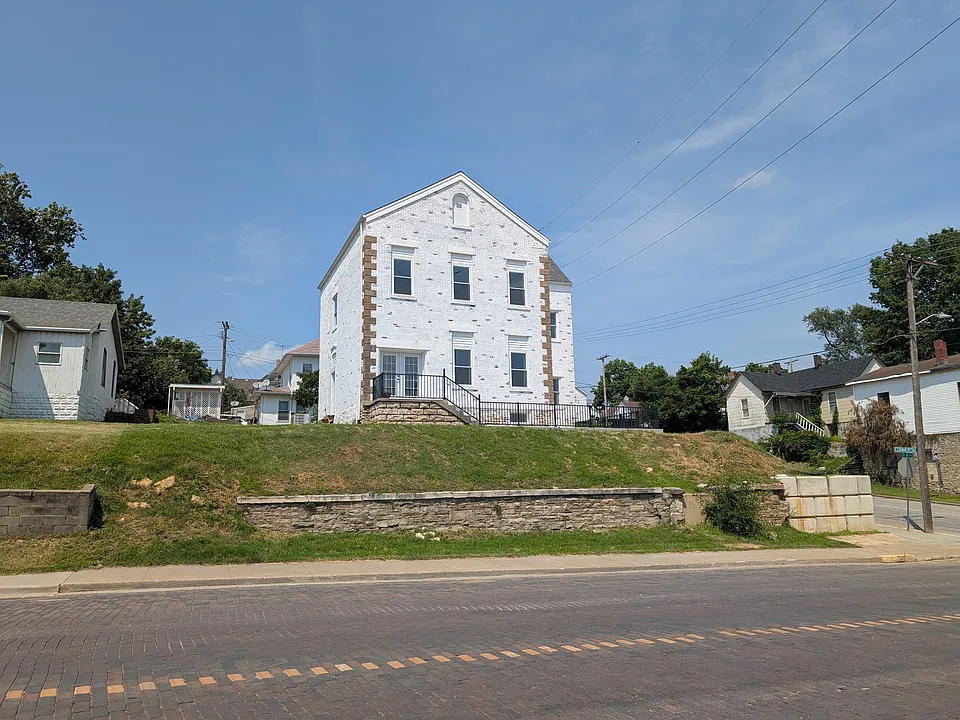 1003 Commercial St