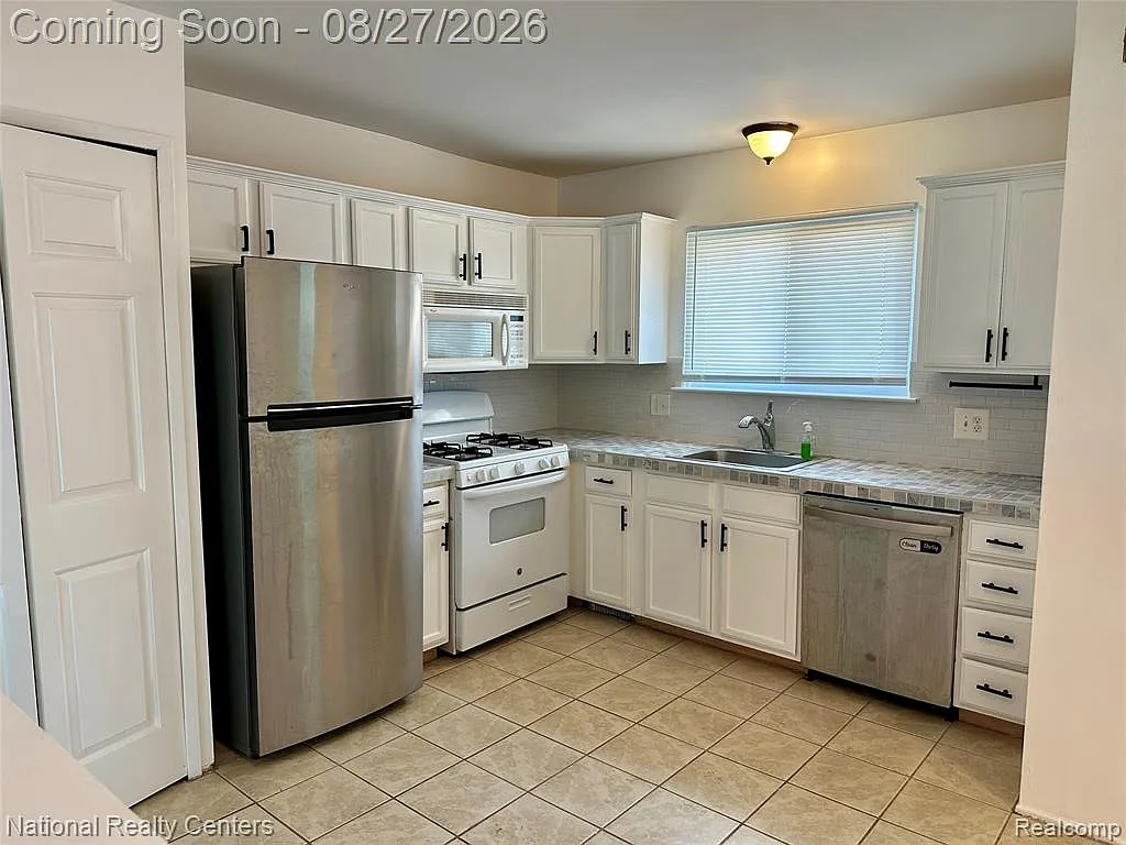 3 bed, 1.5 bath, 1517 sqft, $1,900 — Photo 4