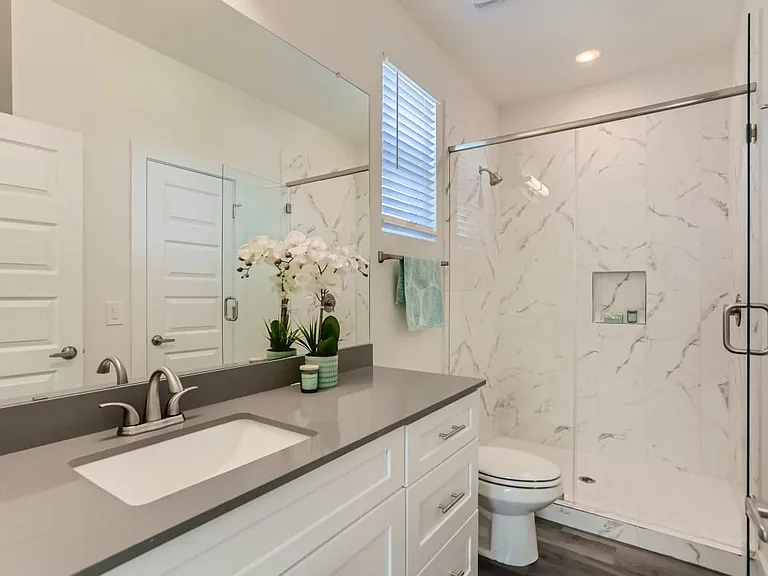 Master suite 2 w/ on-suite bathroom