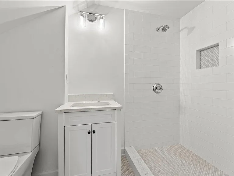 570 Elizabeth Ln W — Photo 22