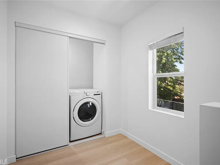 7247 Cleon Ave — Photo 15