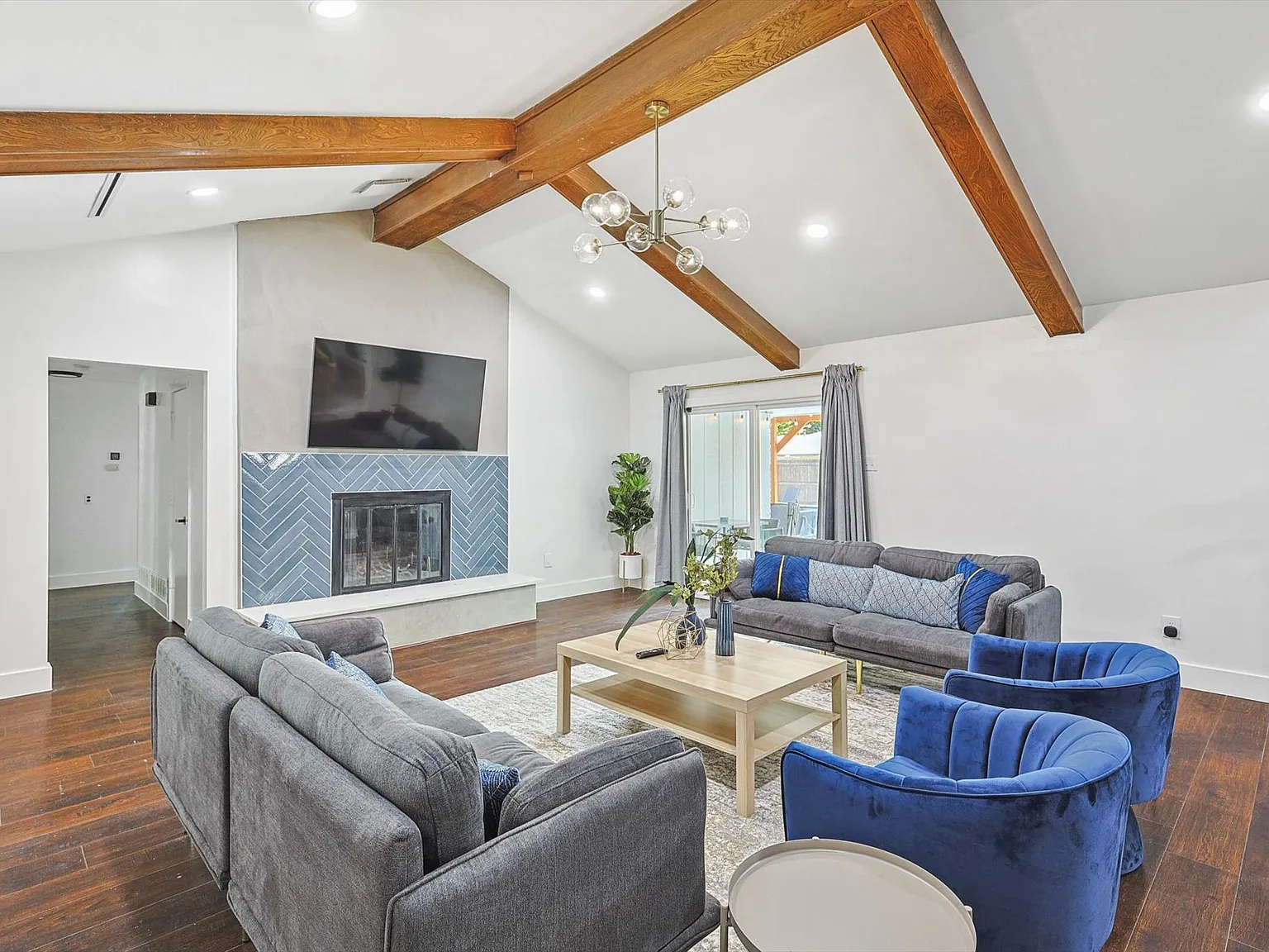 5 bed, 2.5 bath, 2428 sqft, $9,950 — Photo 3