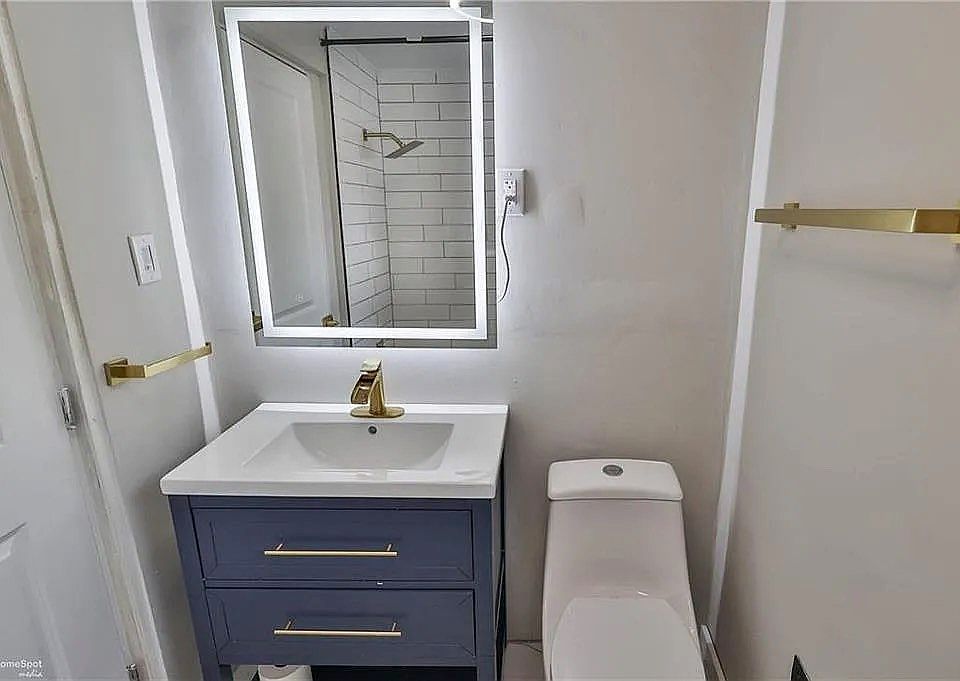 2nd Floor Bathroom