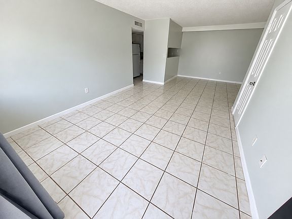 2nd image of 955 W Oak Ridge Rd APT A