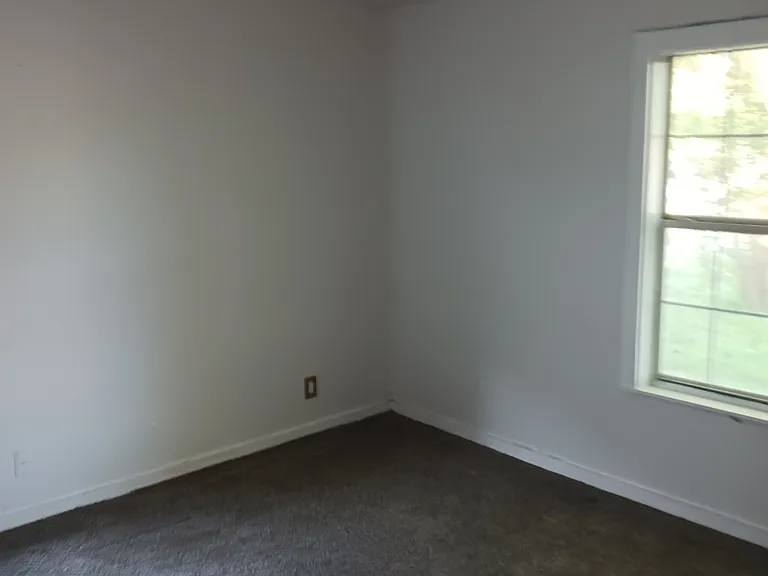 910 Erwin Ave — Photo 12