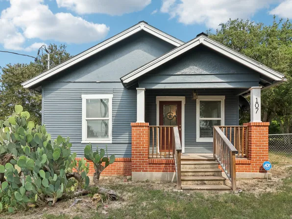 107 W Gilbert St, Falls City, TX 78113