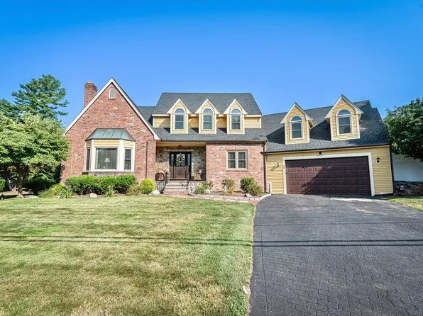 10 Sir Richards Dr, Taunton, MA 02780