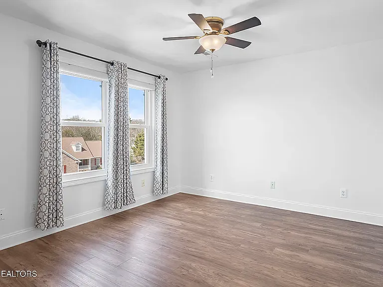 Summer Rose Blvd — Photo 3