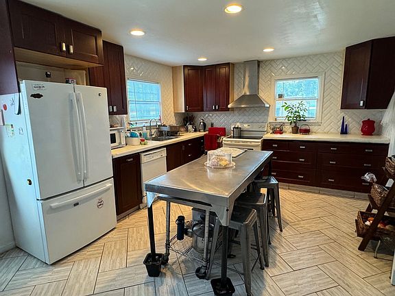 4th image of 617 2nd St