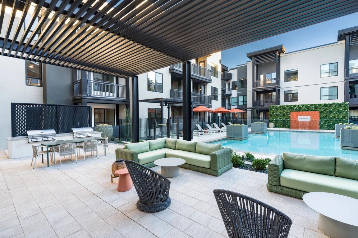 An open-air gathering space at Modera Higley Commons, blending poolside views and shaded seating just a short drive from Gilbert's favorite local spots.