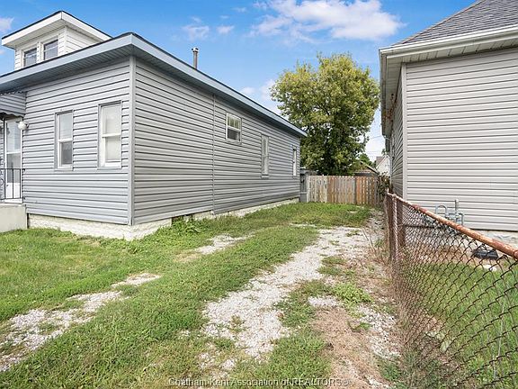 3rd image of 320 Lafontaine St