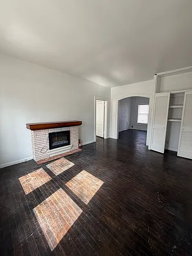 202 College St Photo 1