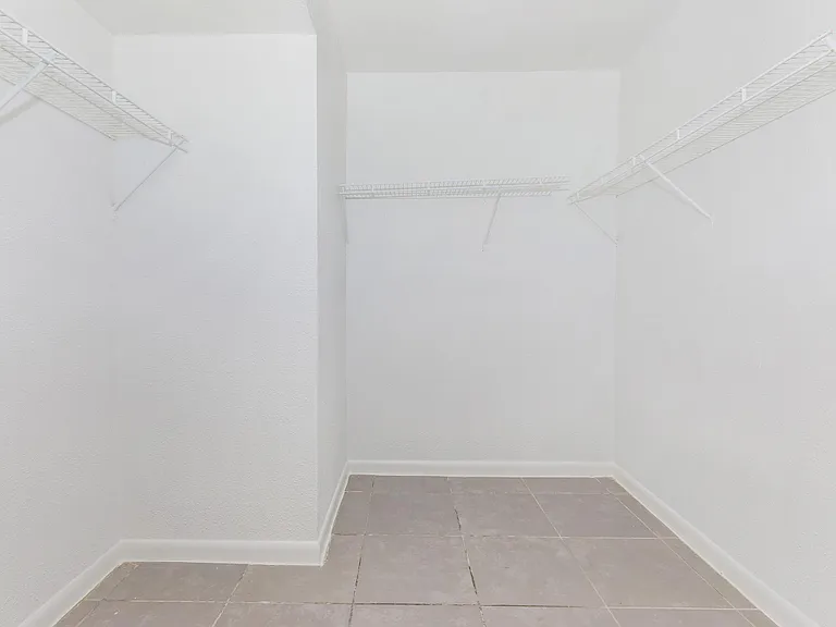 Colonial Woods Apts — Photo 25