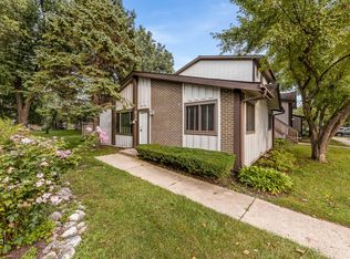 636 Forum Dr, Roselle, IL 60172