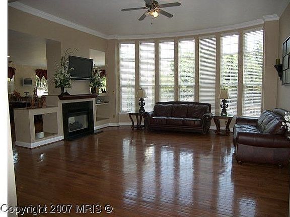 609 Buchanan Ct Family Room 11' ceiling