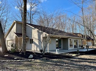 740 Lark Ct, Roaming Shores, OH 44084