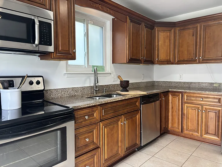 1372 Riverside Dr — Photo 1
