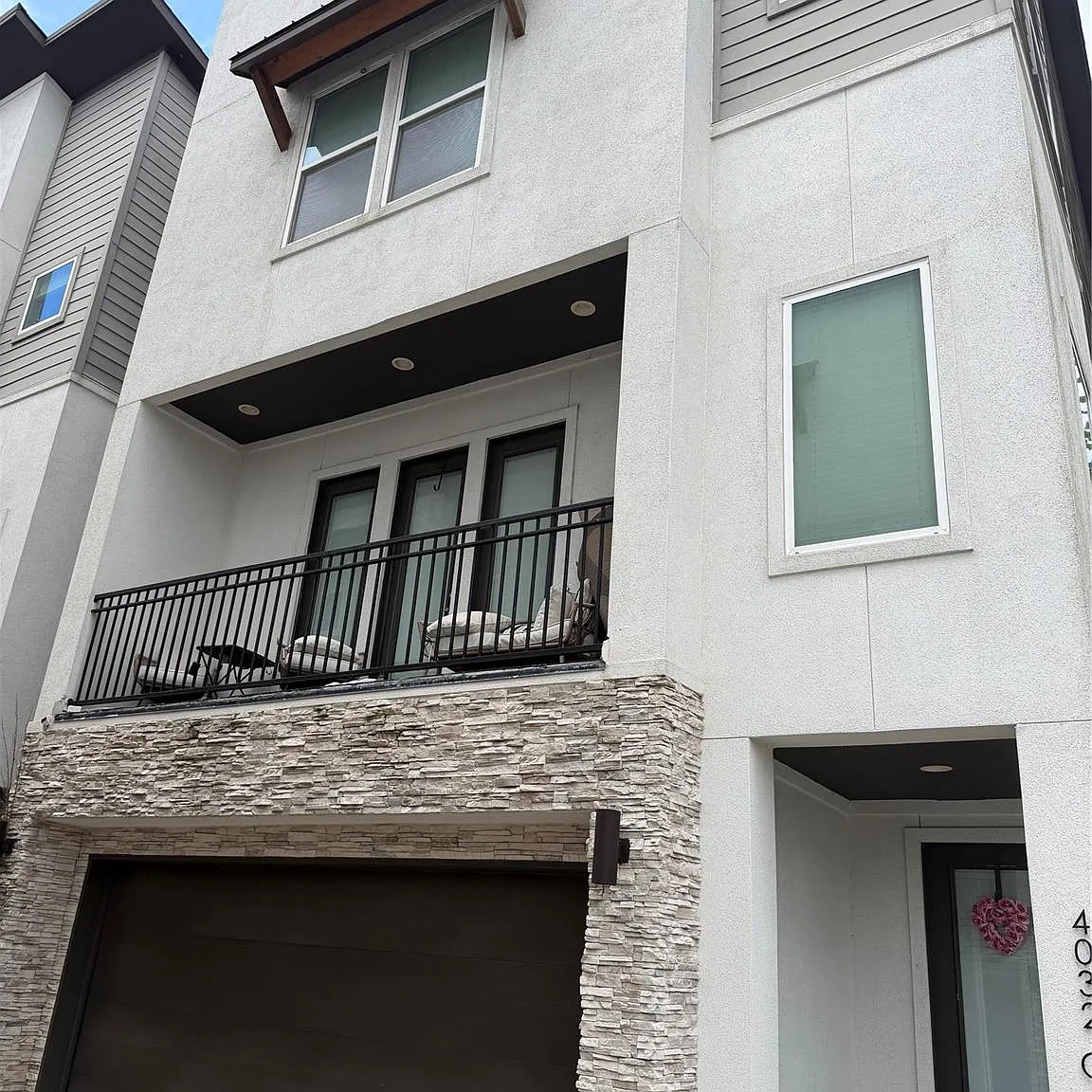 3 bed, 3.5 bath, 1950 sqft, $2,500 — Photo 2