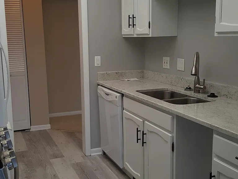 100 Clubhouse Ln — Photo 1