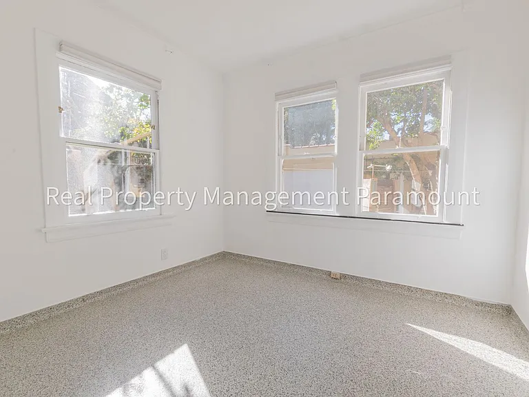 1929 N Berendo St — Photo 34