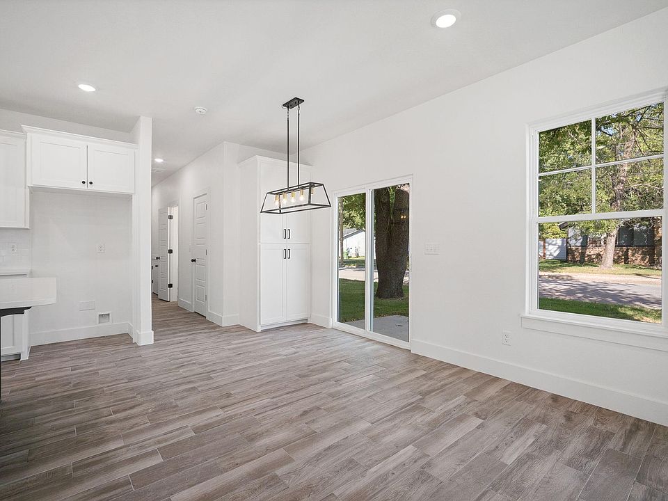1st image of 605 W Persimmon St