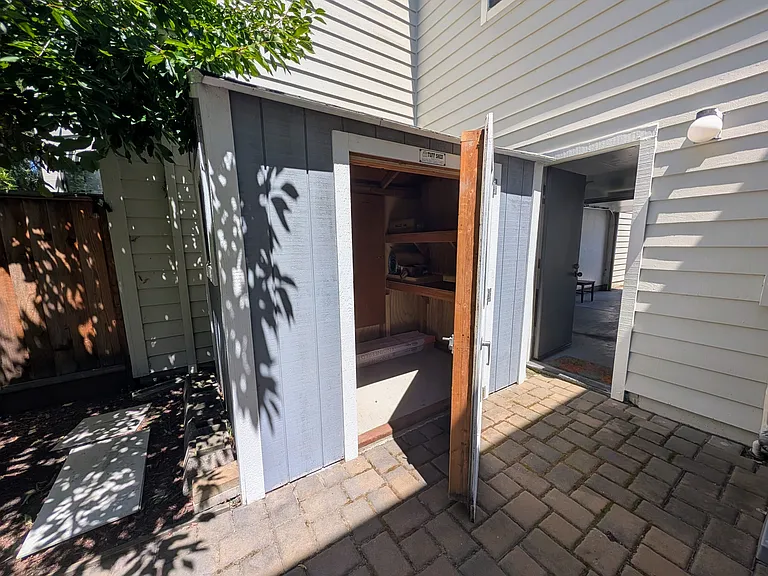 1261 Formosa Dr — Photo 26