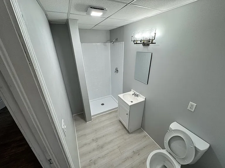 325 Richmond Ave #B1 — Photo 8