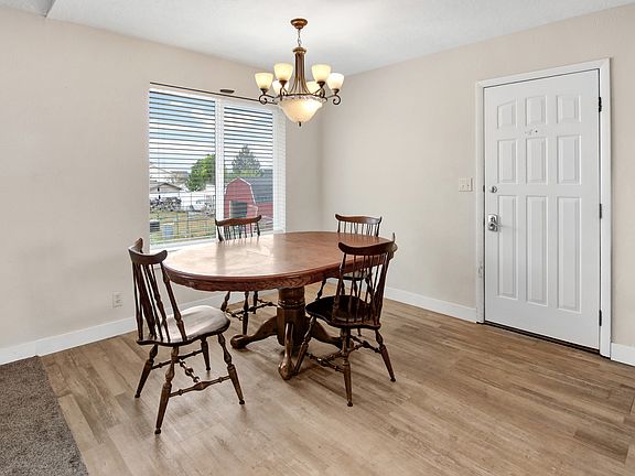 4th image of 1198 Riverview Dr