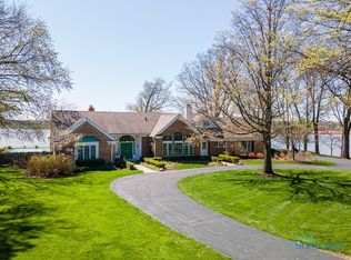 544 Riverside Dr, Rossford, OH 43460