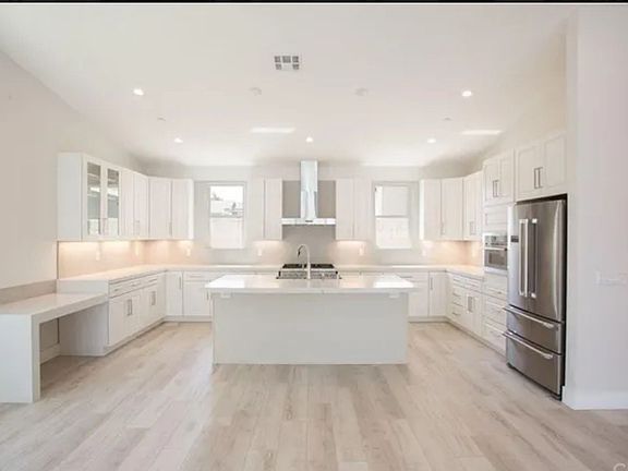 3rd image of 2540 Elden Ave