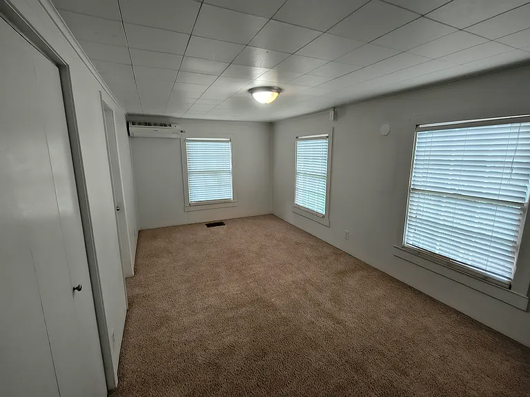 3rd bedroom (17.5ft x 9ft) with walk-in closet (8.5ft x 2.5ft)