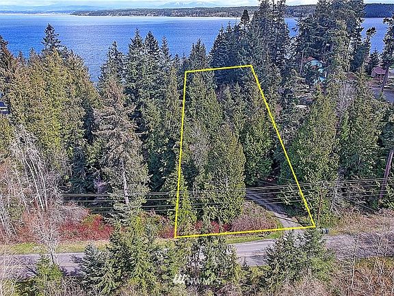 3rd image of 26 SE Camano Dr