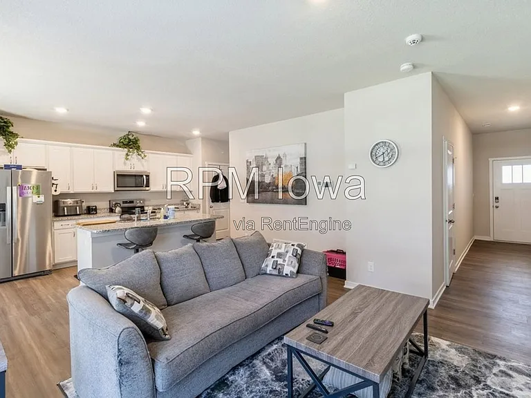 3220 NW Greenwood St — Photo 6