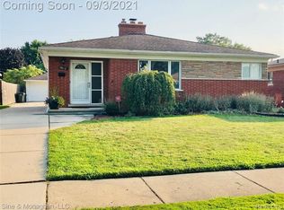 19818 Mauer St, Saint Clair Shores, MI 48080