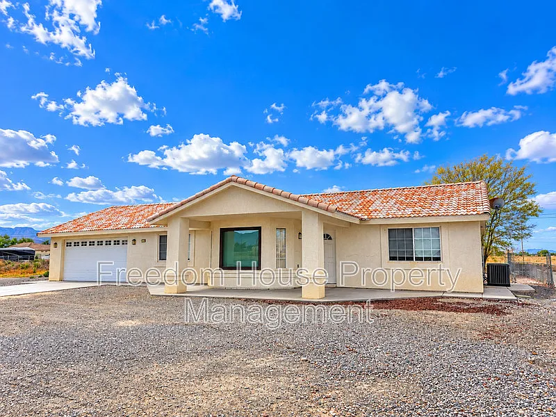 3 bed, 2.0 bath, 1597 sqft, $1,895 — Photo 1