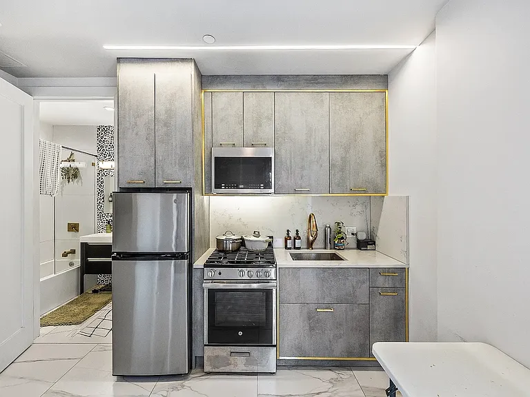 152 Boerum St #3D — Photo 6